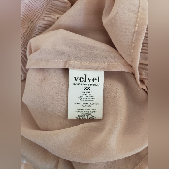 Velvet by Graham & Spencer Ynez Smocked top - Picture 9 of 11